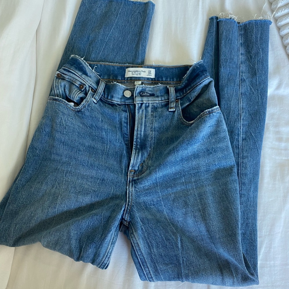 Abercrombie the 90’s straight ultra high rise curve love jeans !